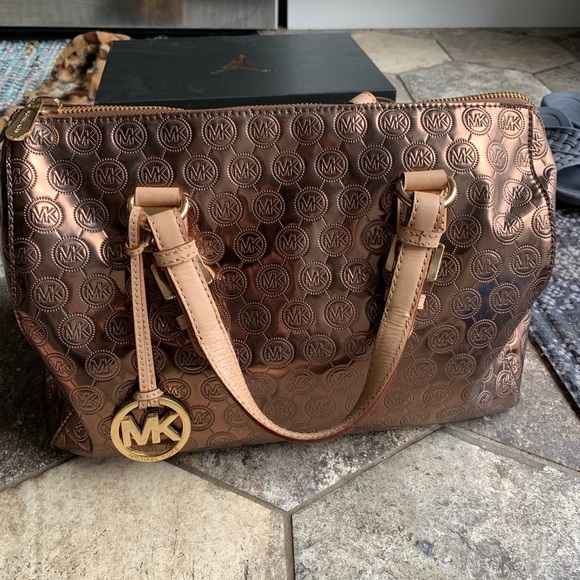 Micheal kors purse large size. - Picture 7 of 15